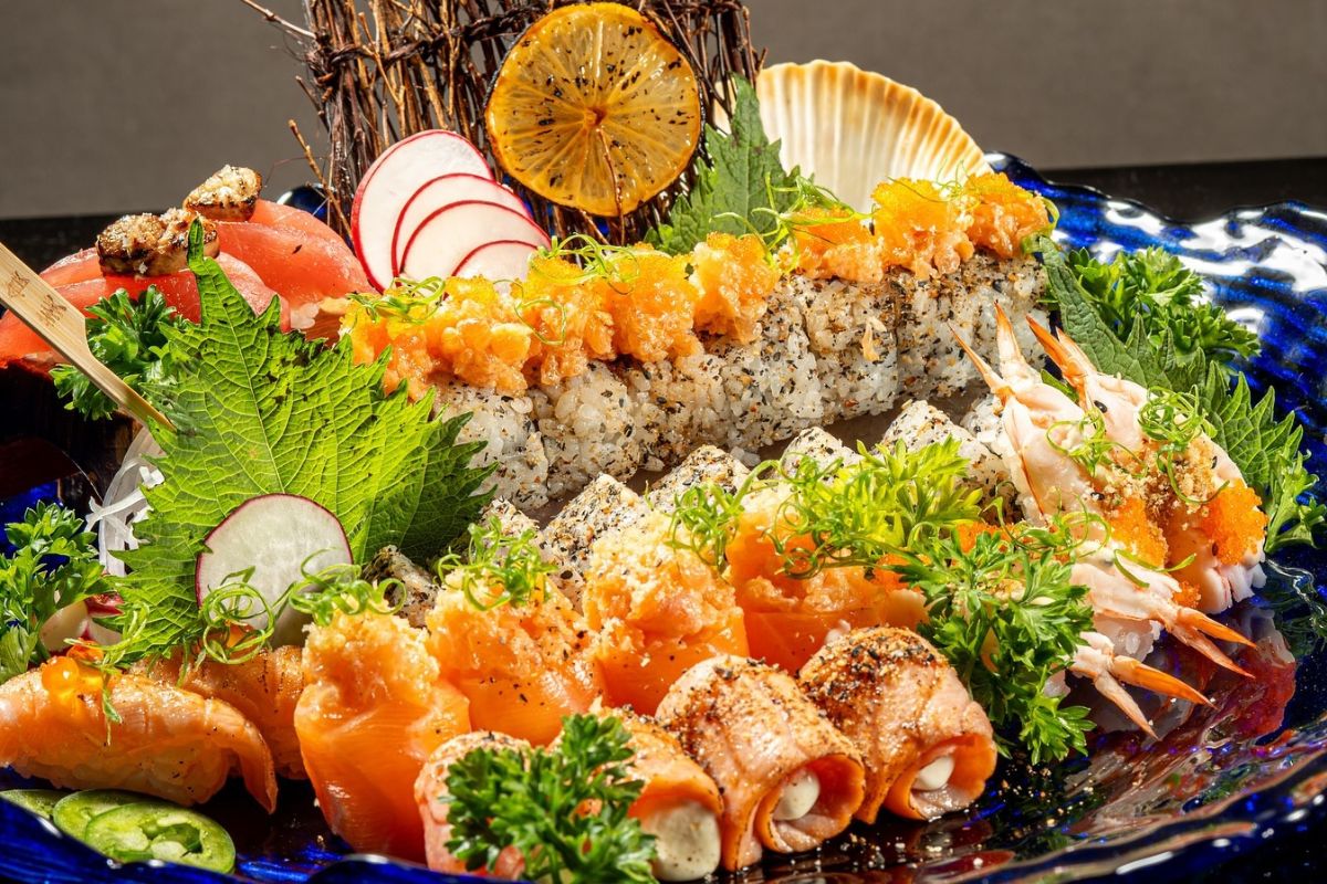 Foto colorida de comida japonesa - Metrópoles