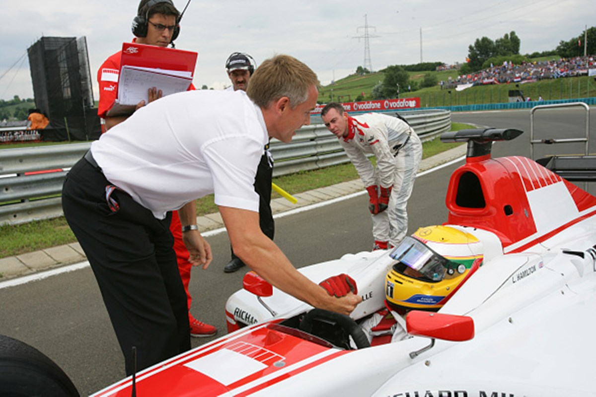 Imagem colorida de McLaren com Hamilton