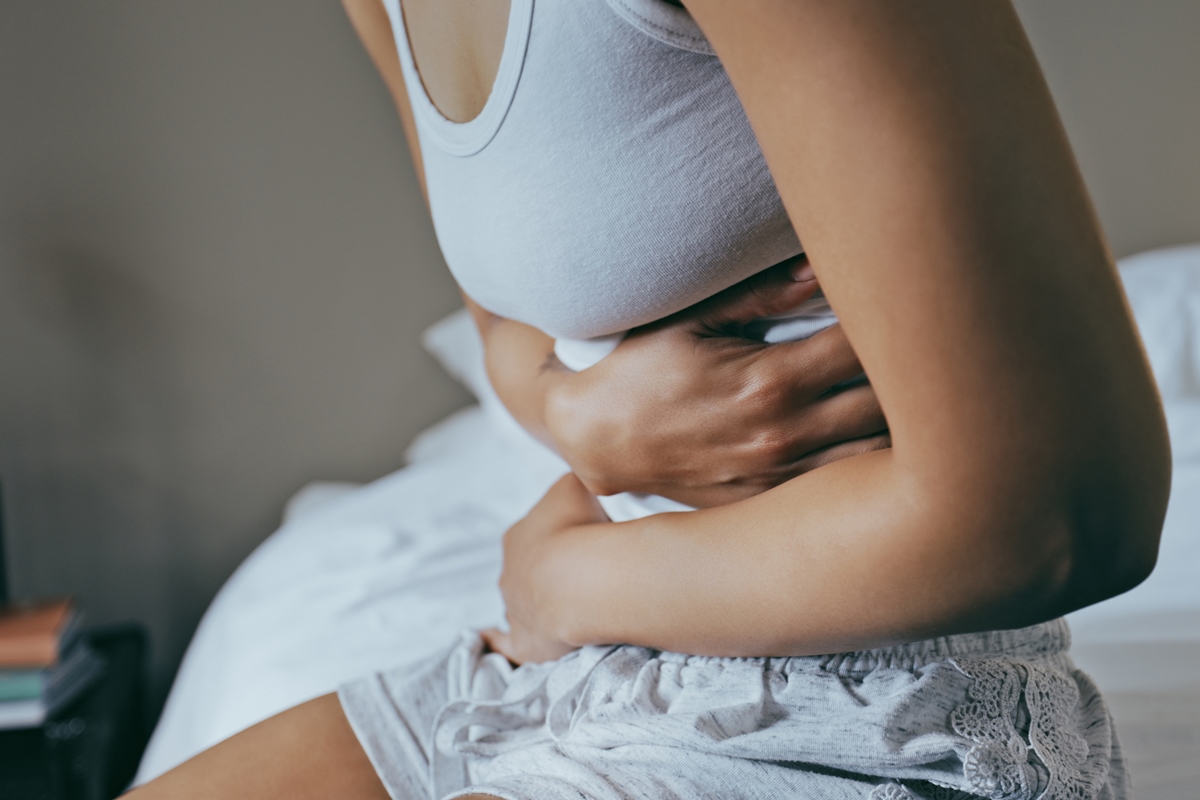 Foto de mulher segurando a barriga. Dor de barriga, cólica, menstruação, dor de estômago, diarreia