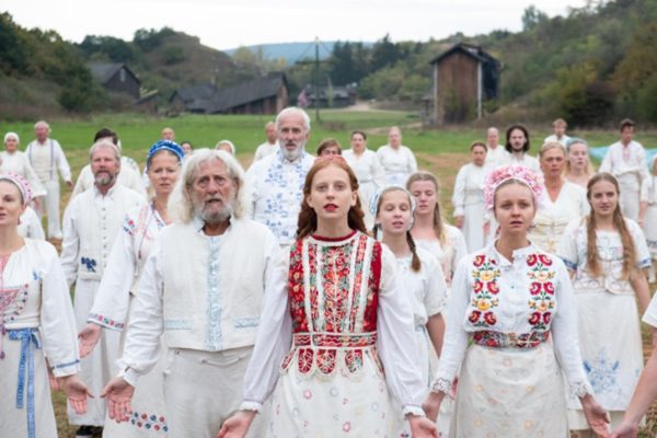 Cena do filme Midsommar - O mal não espera a noite - Metrópoles