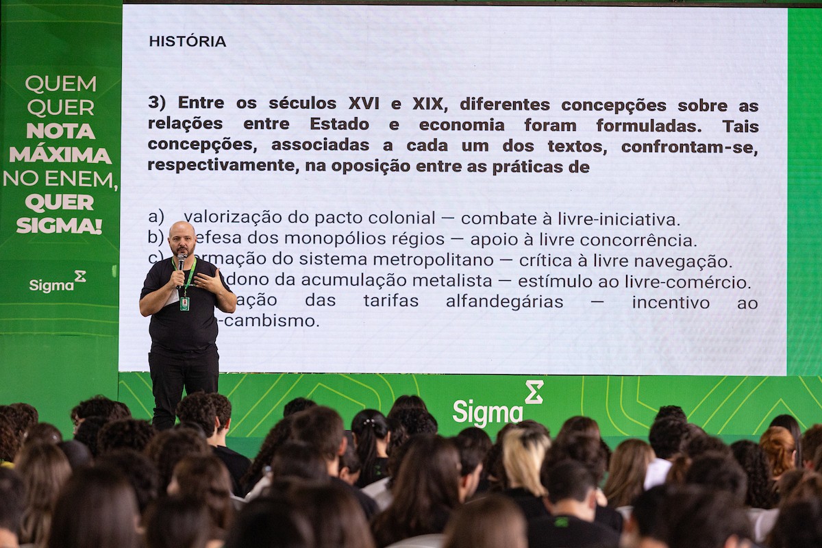 Fotografia colorida mostrando professor dando aulão para alunos-Metrópoles