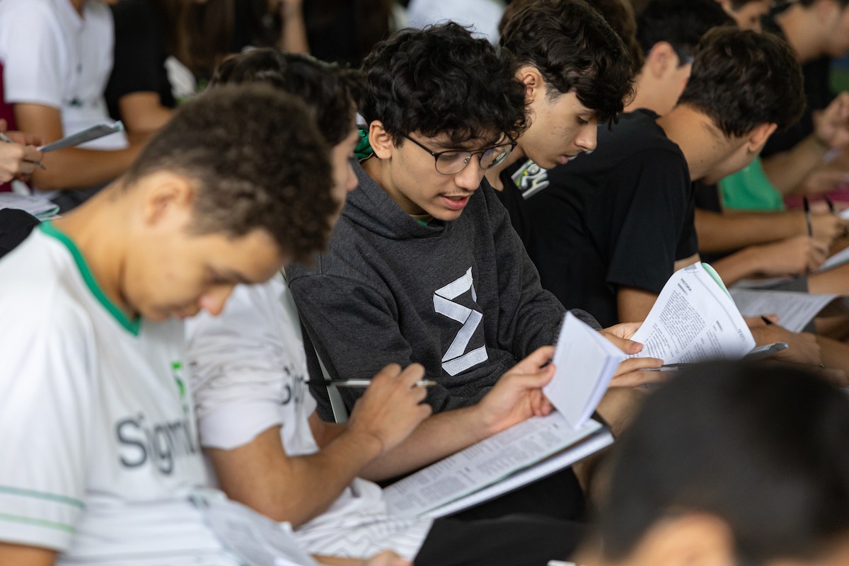 Fotografia colorida mostrando alunos estudando com os cadernos-Metrópoles