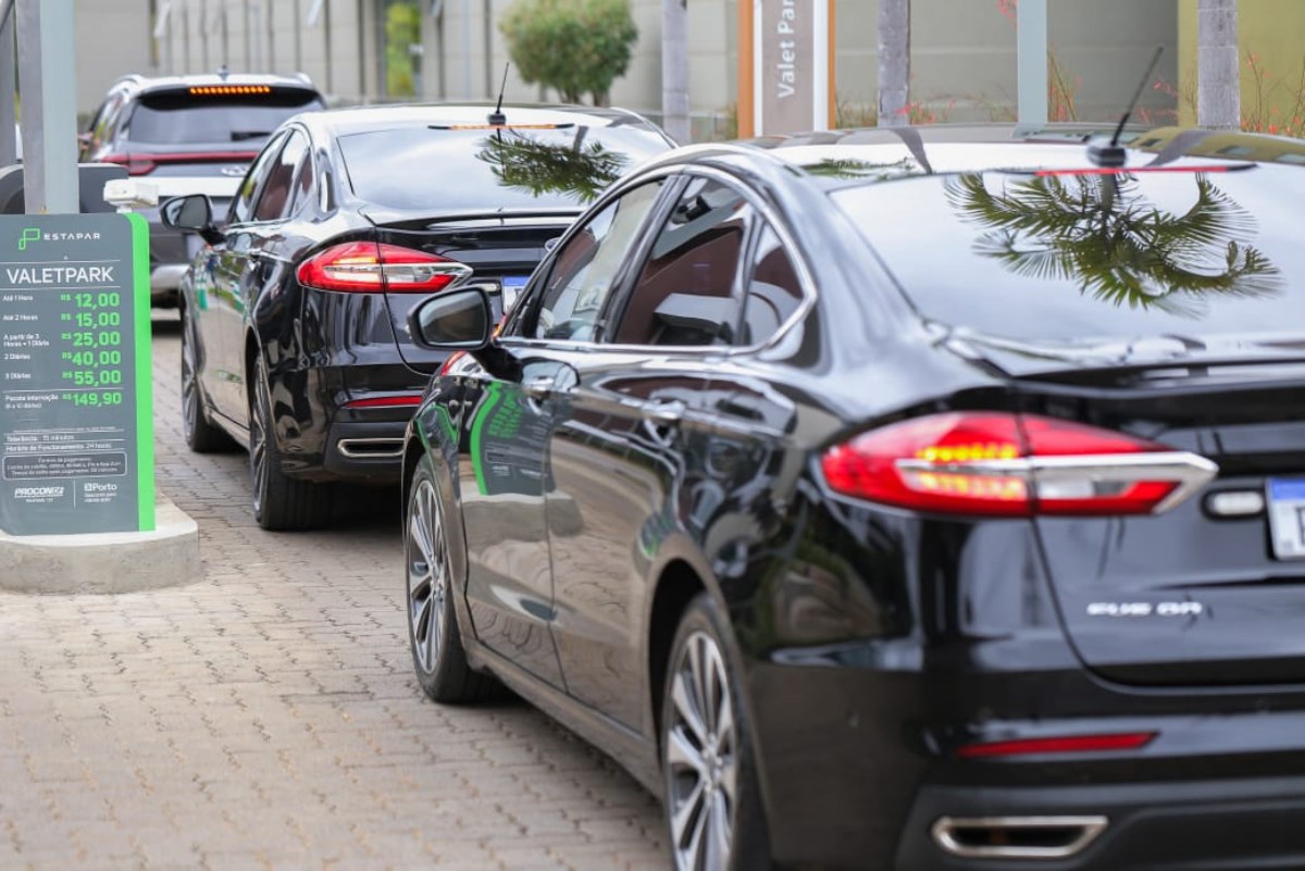 Foto colorida de carros pretos chegando ao Hospital Sírio-Libanês