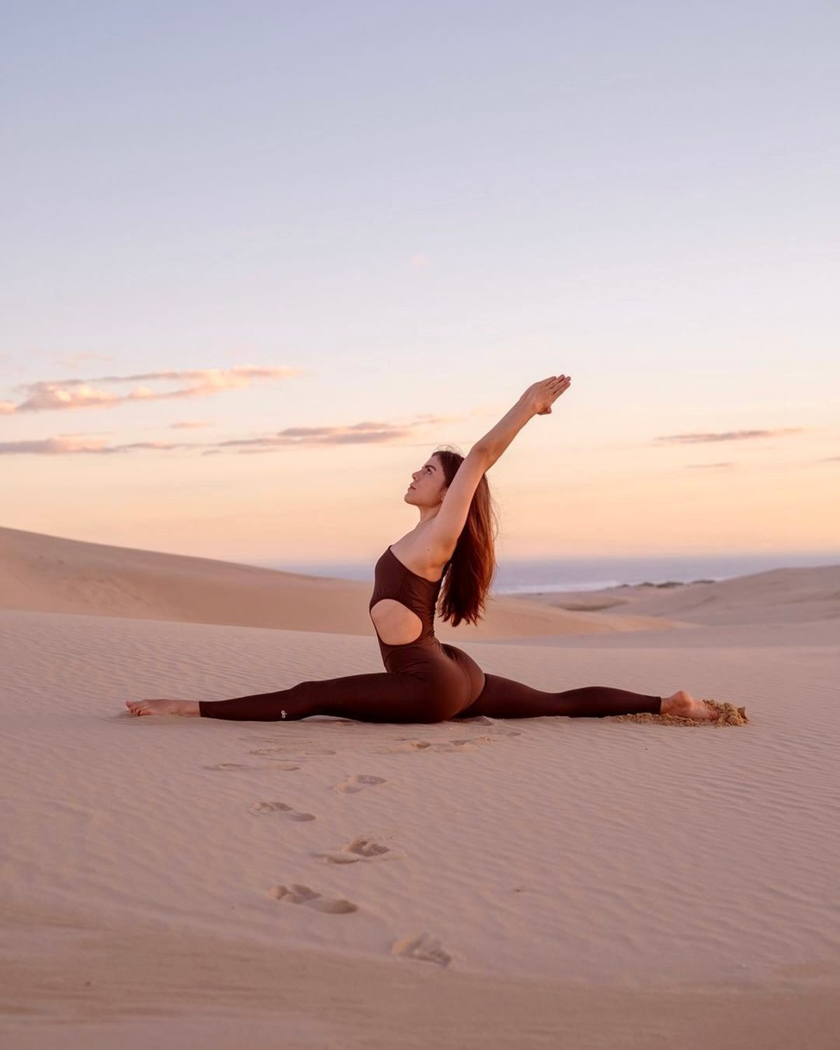 Na imagem com cor, modelo veste peça da Alo Yoga - Metrópoles