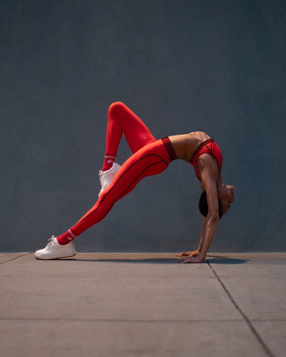 Na imagem com cor, modelo veste peça da Alo Yoga - Metrópoles