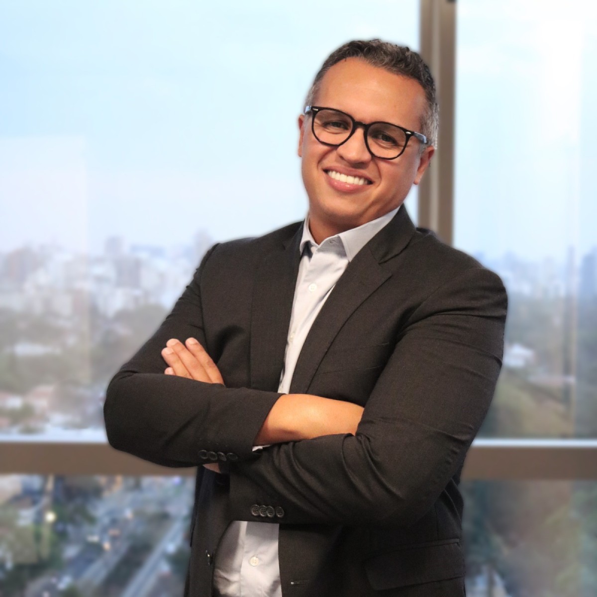 Fotografia colorida mostrando homem de blazer e braços cruzados-Metrópoles