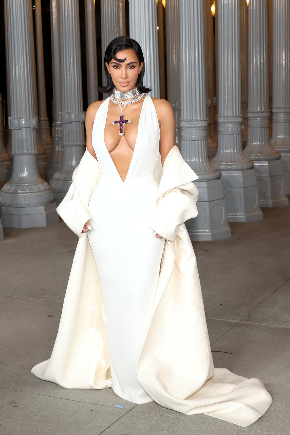 Na imagem com cor, foto da Kim Kardashian no LACMA Art+Film Gala com o crucifixo de Lady DI - metrópoles