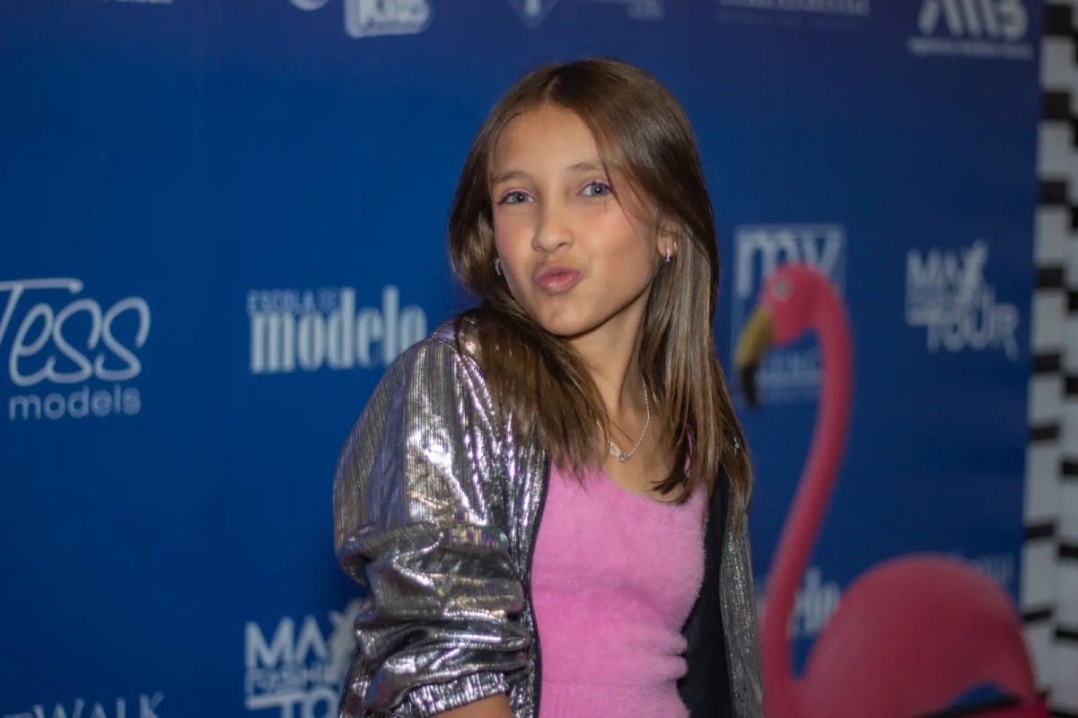 Fotografia colorida mostrando menina mandando beijinho-Metrópoles