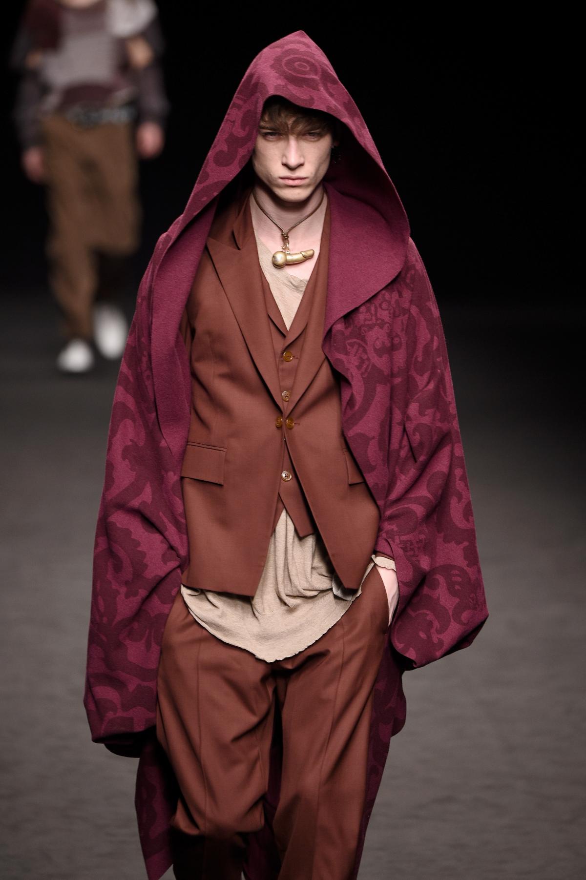 Na imagem com cor, foto do desfile da marca Vivienne Westwood - metrópoles 