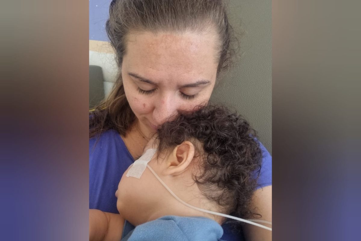 Foto mostra Davi Lobo, menino que teve bronquiolite por VSR quando tinha 10 meses e até hoje tem complicações pulmonares por conta da doença