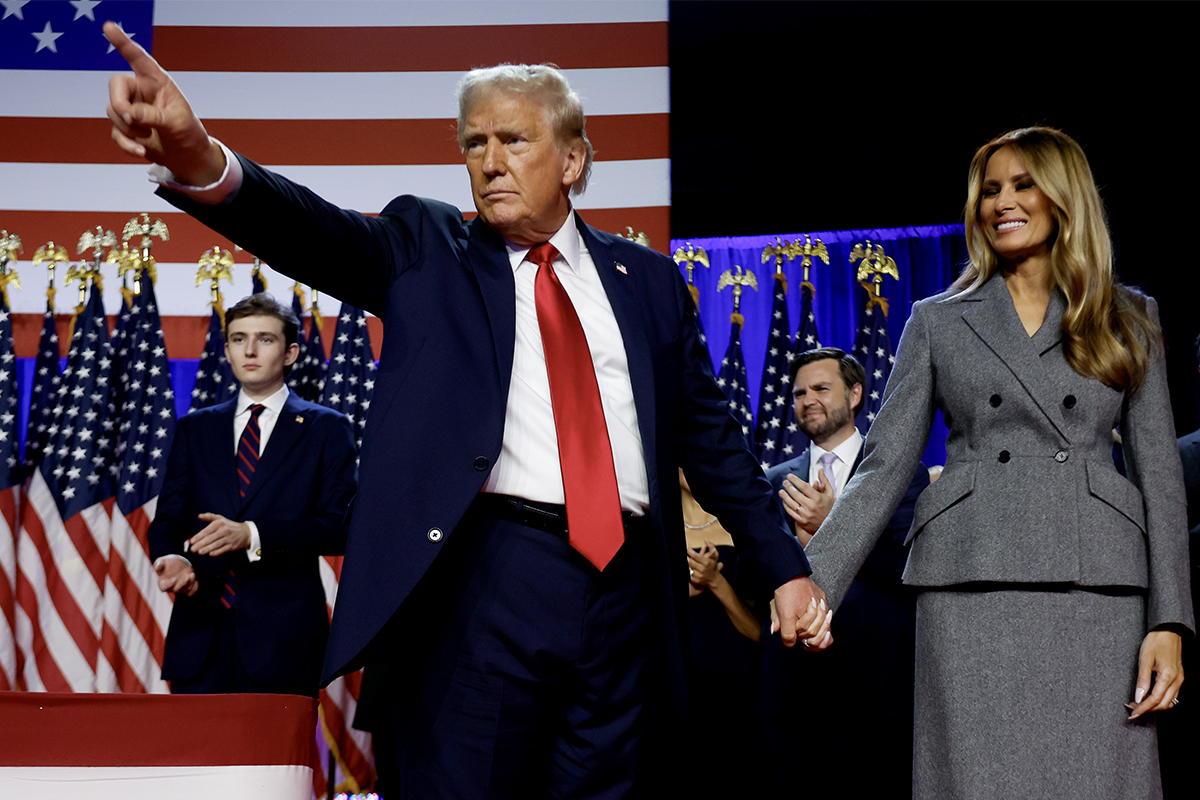 O candidato presidencial republicano, o ex-presidente dos EUA Donald Trump, aponta para apoiadores da ex-primeira-dama Melania Trump durante um evento noturno eleitoral no Palm Beach Convention Center em 06 de novembro de 2024 em West Palm Beach, Flórida. Os americanos votaram hoje na corrida presidencial entre o ex-presidente candidato republicano Donald Trump e a vice-presidente Kamala Harris, bem como nas múltiplas eleições estaduais que determinarão o equilíbrio de poder no Congresso