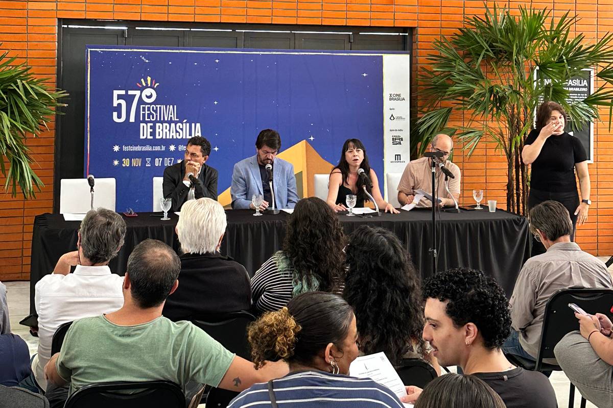 Foto colorida da coletiva do 57 Festival de Brasília do Cinema Brasileiro - Metrópoles