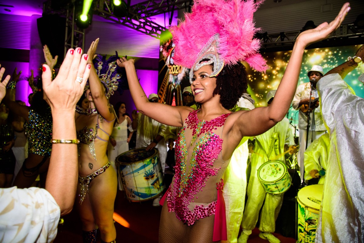 Fotografia colorida mostrando dançarina de escola de samba em festa-Metrópoles