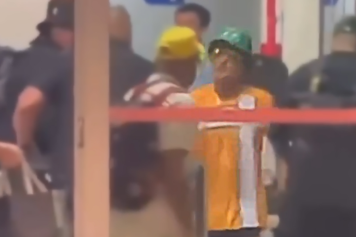 Bruno Mars usa a camisa do Brasiliense Futebol Clube