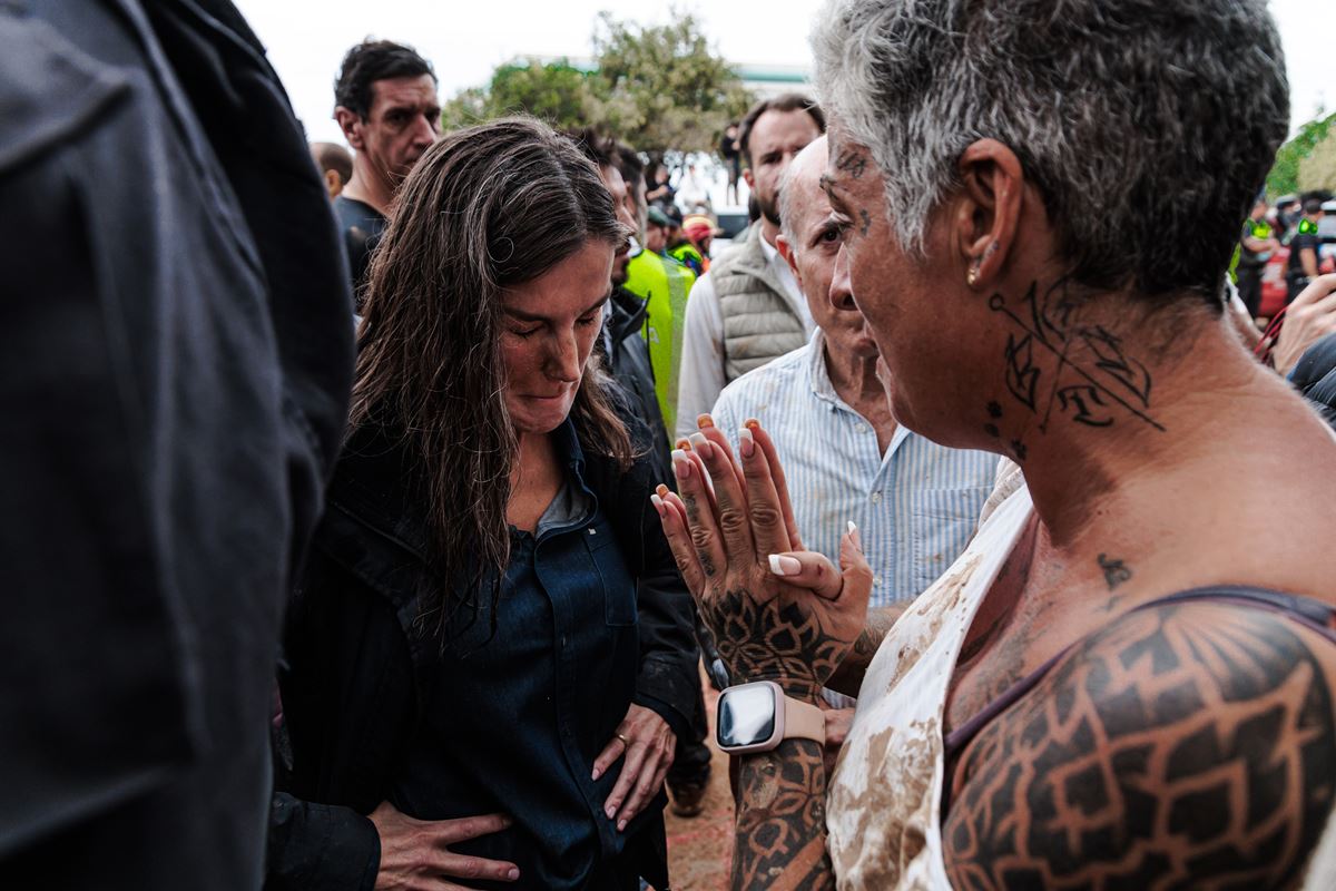 Foto colorida de mulher com a cabeça baixa - Metrópoles