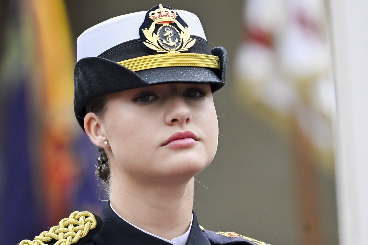 Foto colorida de mulher com chapéu militar - Metrópoles