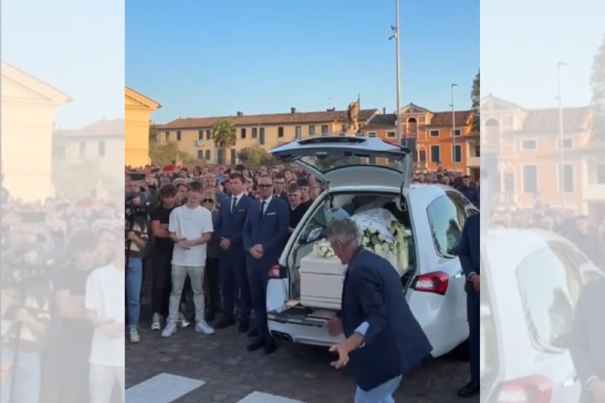 Foto colorida de um homem dançando em frente a um carro - Metrópoles