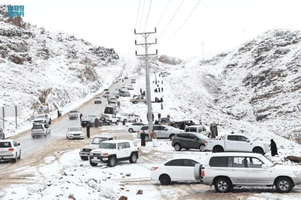 Imagem colorida, estrada com vários carros e neve - Metrópoles