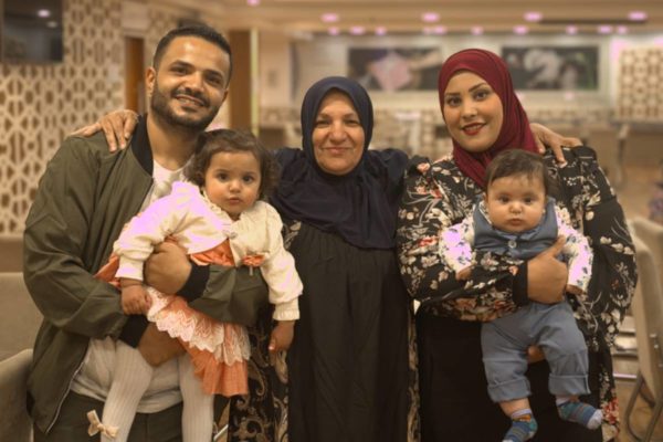 imagem colorida de Ramadan, com a mãe, a esposa e os dois filhos brasileiros em São Paulo