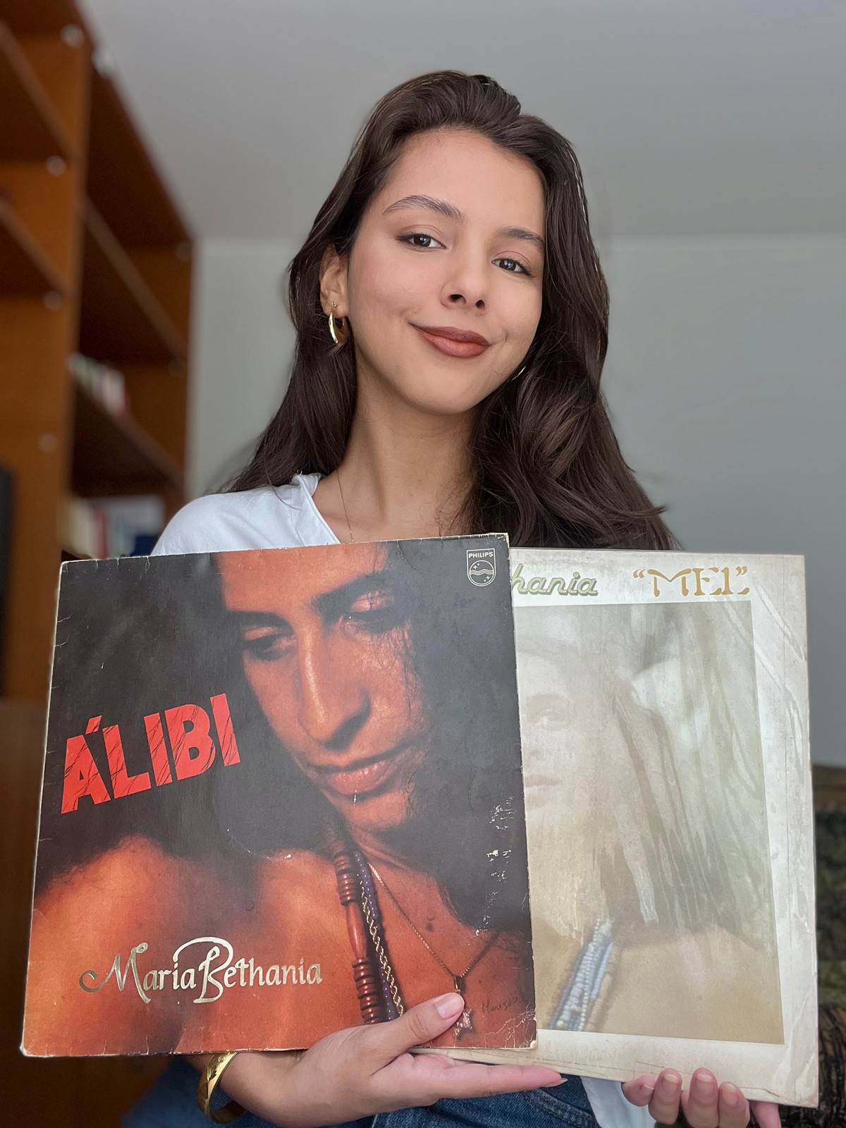 foto colorida de mulher com disco de maria bethania - metrópoles