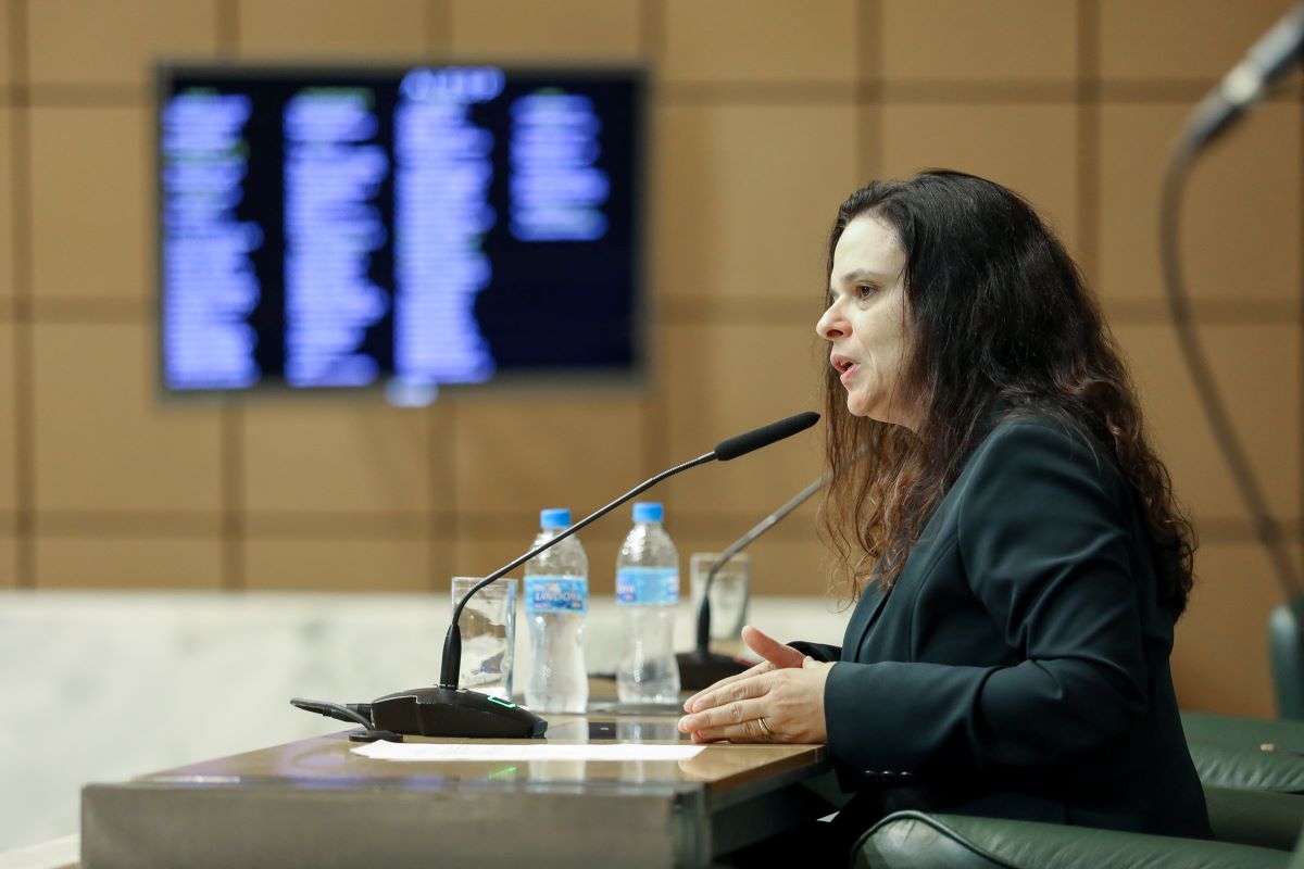 Janaína Paschoal discursa no plenário da Alesp