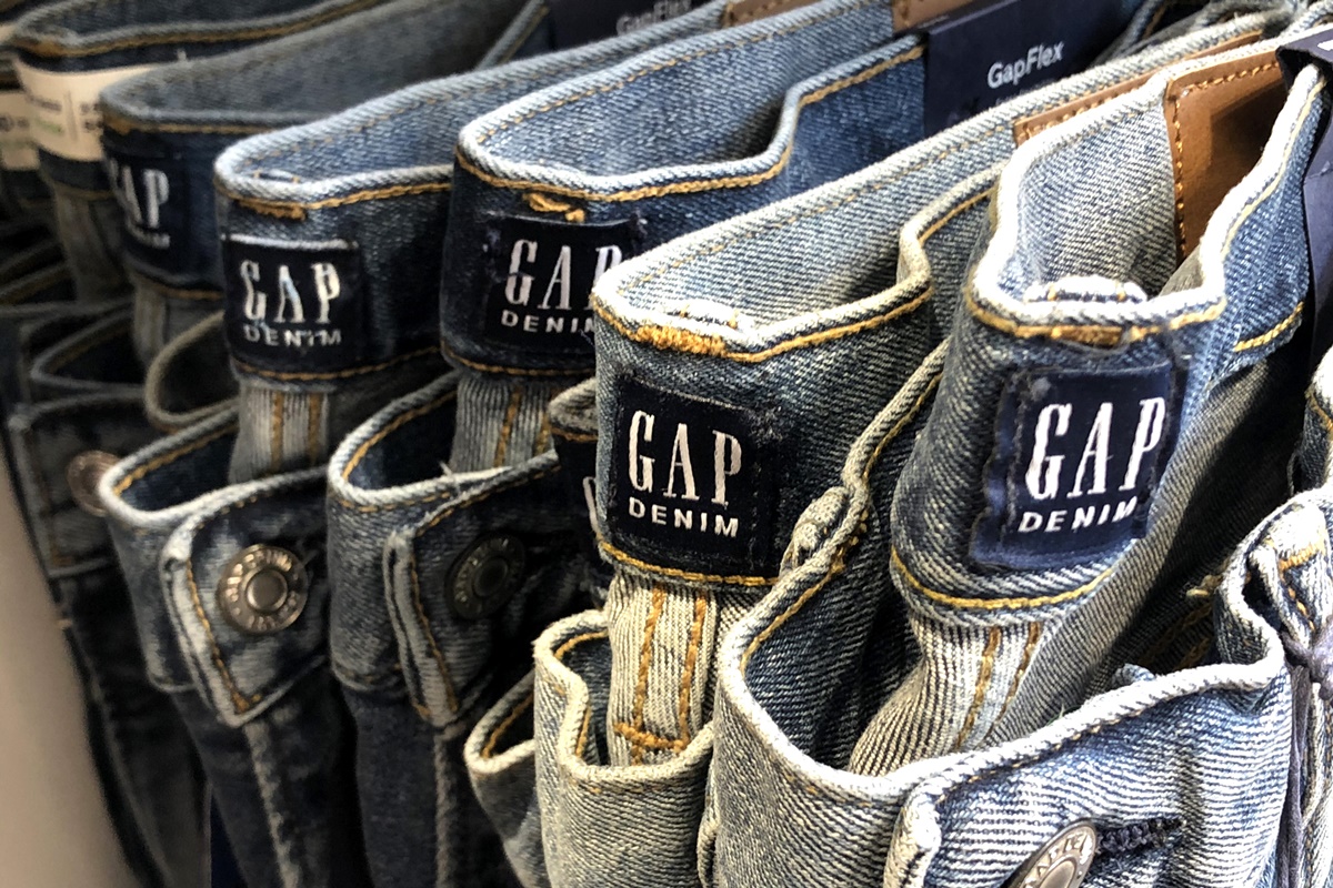 A imagem mostra calças jeans etiquetadas pela marca Gap