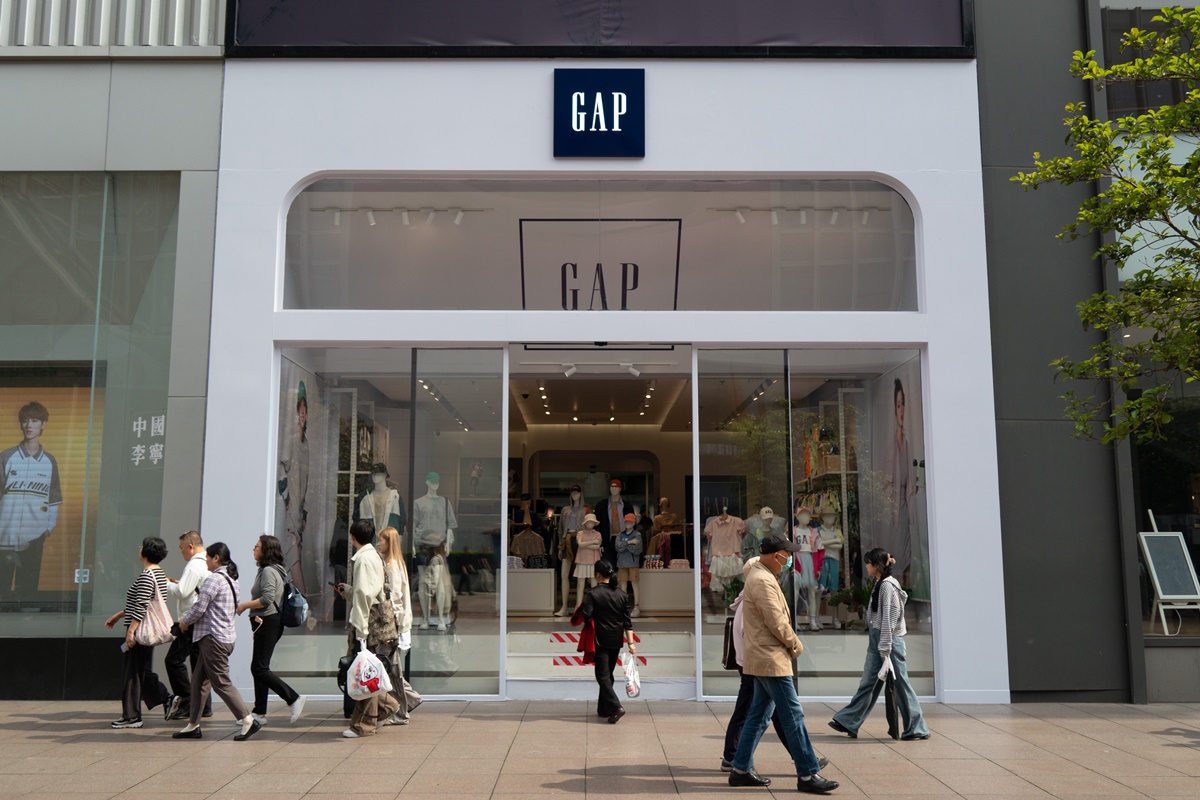 A imagem mostra a faixada de uma loja da marca Gap em Shangai, na China