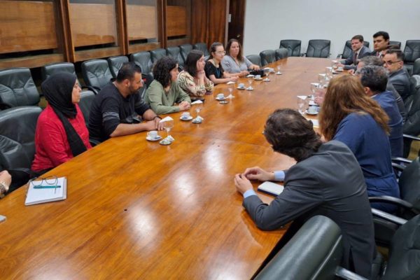 imagem colorida de reunião de representantes dos repatriados e integrantes do MRE