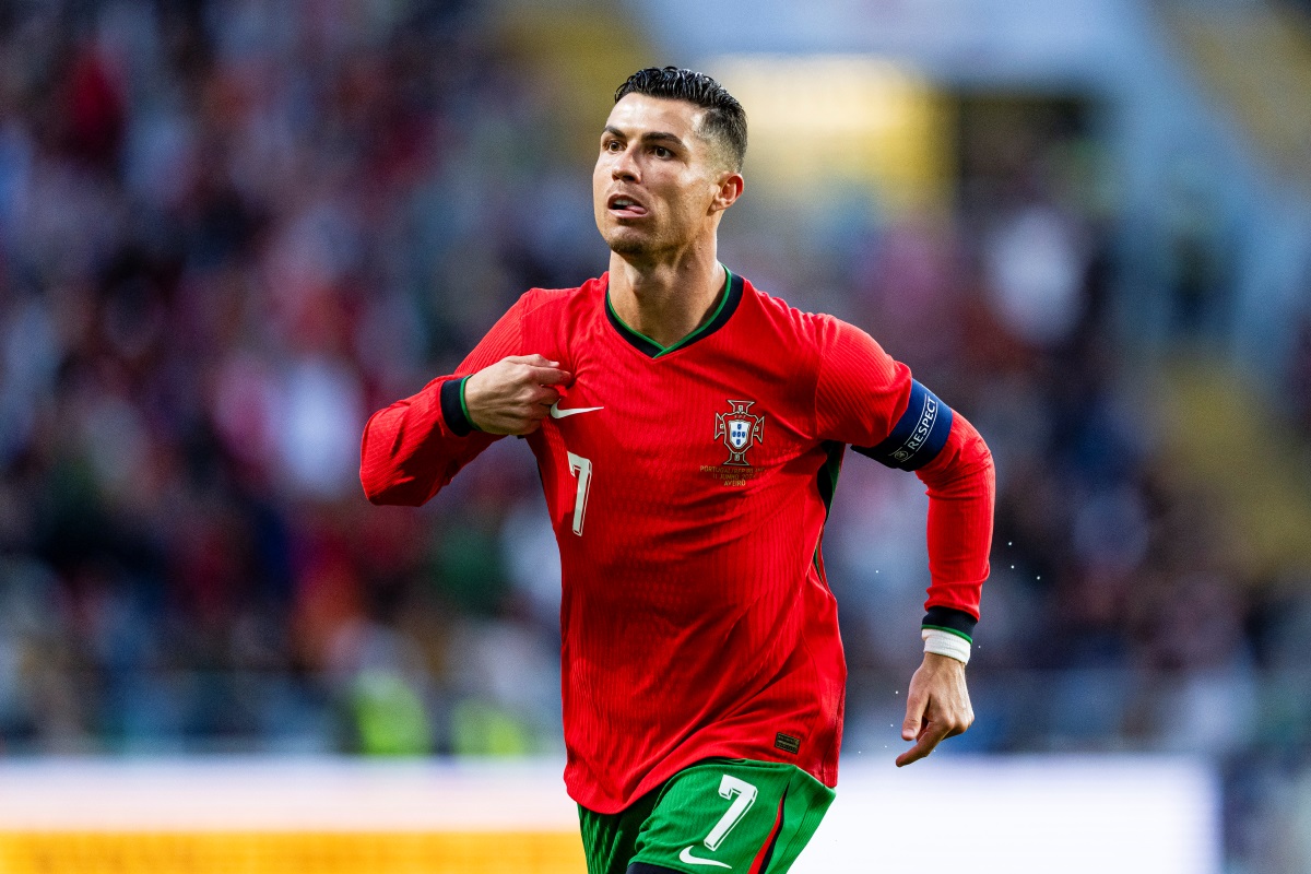 Foto colorida de Cristiano Ronaldo, com camisa de Portugal - Metrópoles