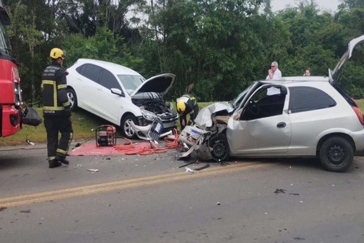 Imagem colorida, dois carros batidos - Metrópoles