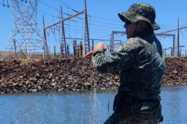 Rede de pesca apreendida na Usina Hidrelétrica de Capivara, em Taciba (SP) - Metrópoles