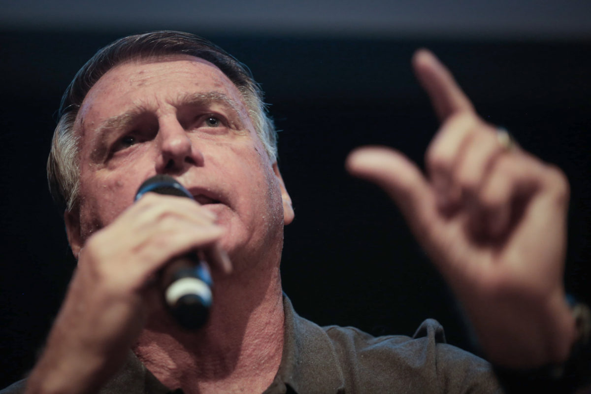 O esporte favorito de Bolsonaro e do seu clã: pisar em casca de banana