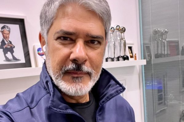 William Bonner posa nos bastidores de mais uma cobertura na TV Globo - Metrópoles