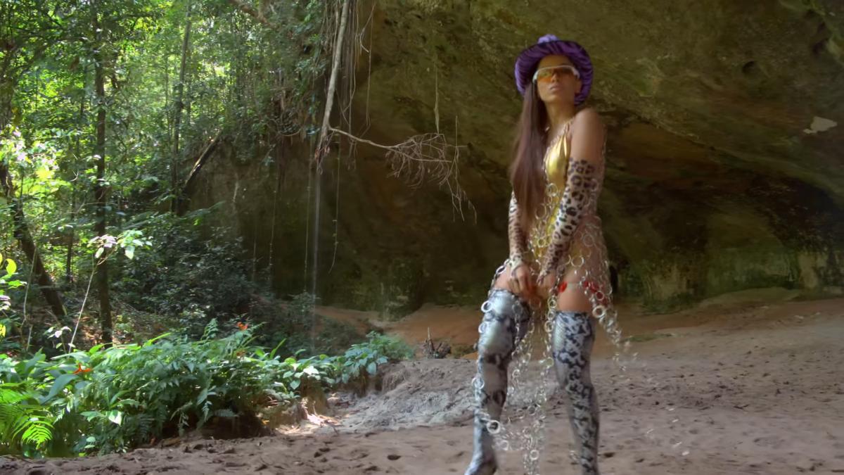 Na imagem com cor, foto da Anitta com look em clipe - metrópoles