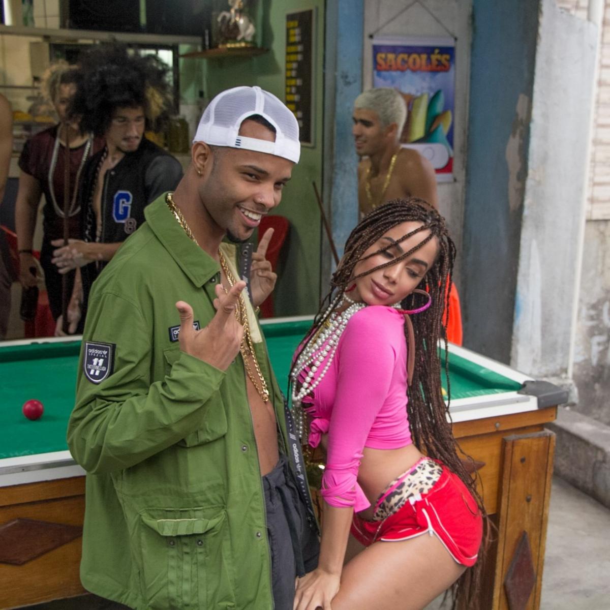 Na imagem com cor, foto da Anitta com look em clipe - metrópoles