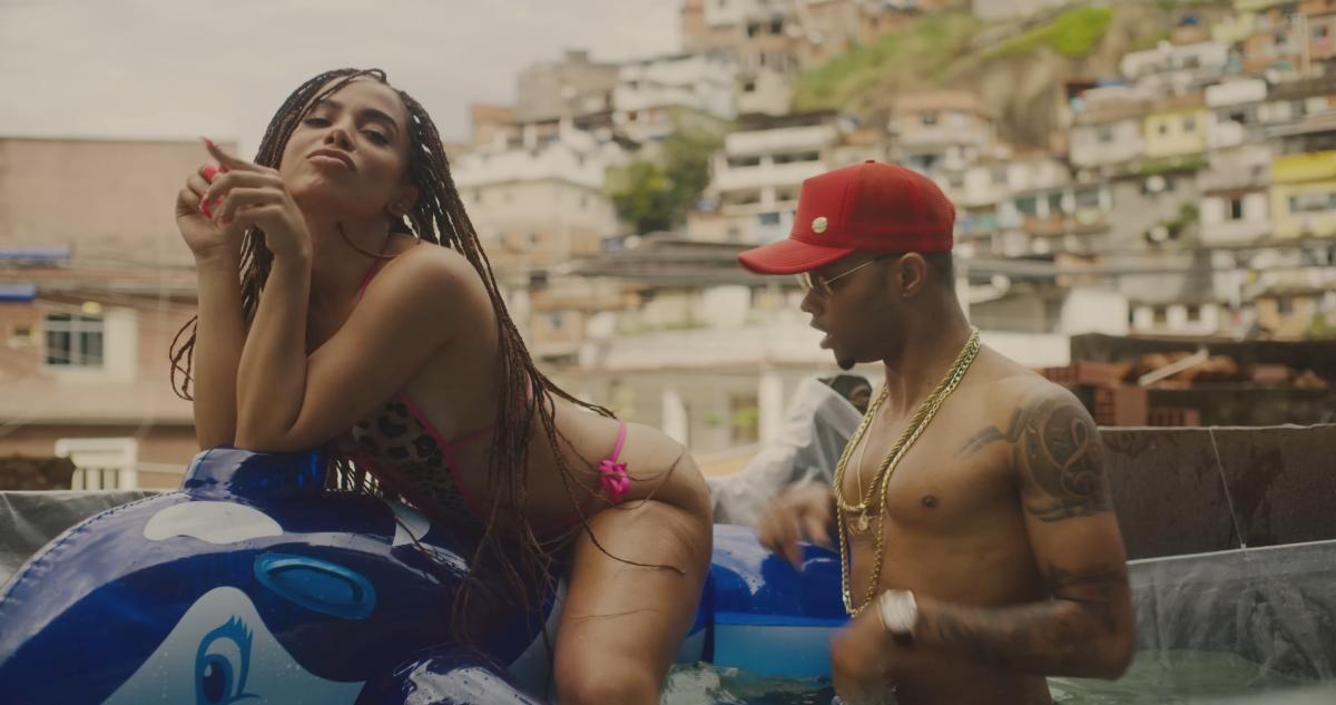 Na imagem com cor, foto da Anitta com look em clipe - metrópoles