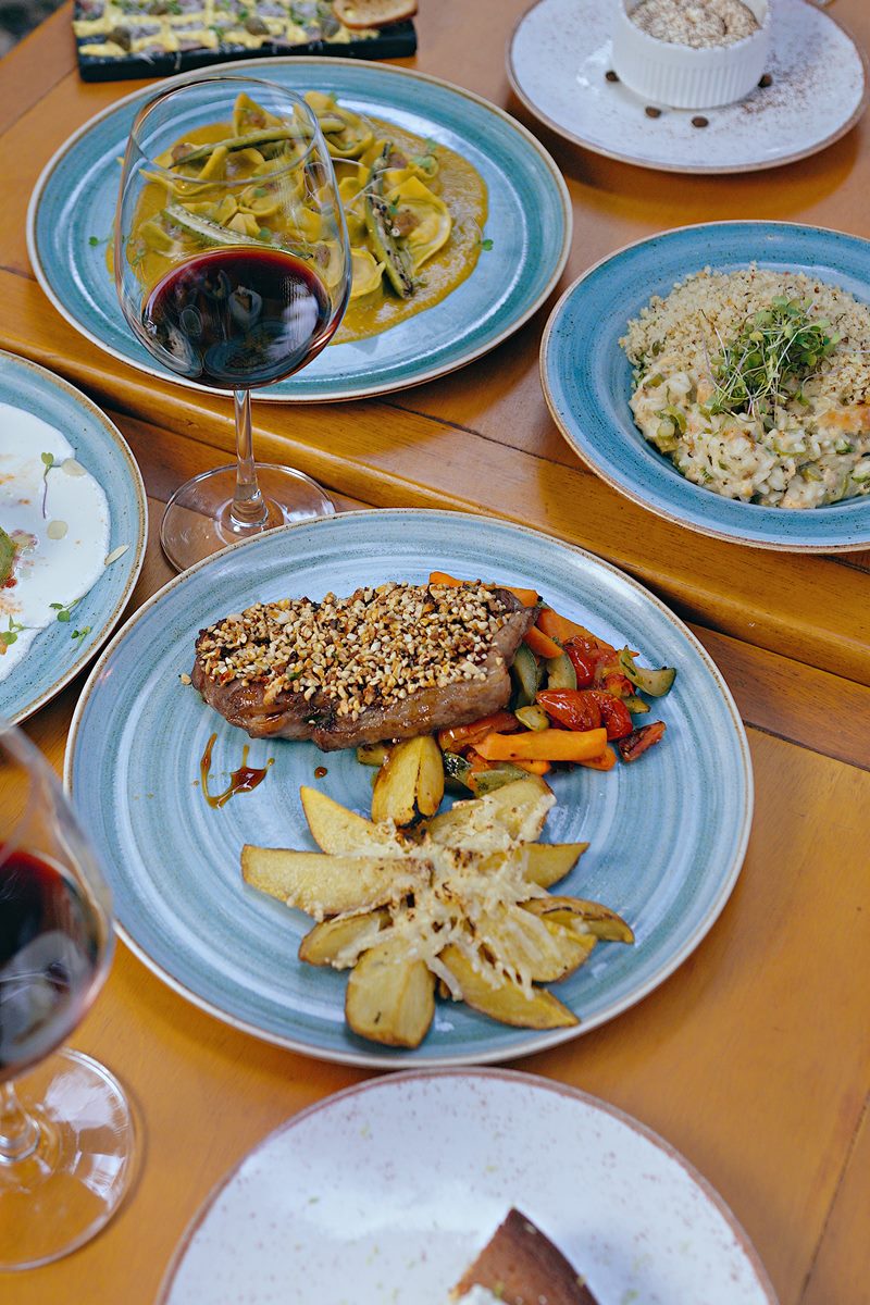 Na imagem colorida, um prato de carne com uma taça de vinho ao lado - Metrópoles 