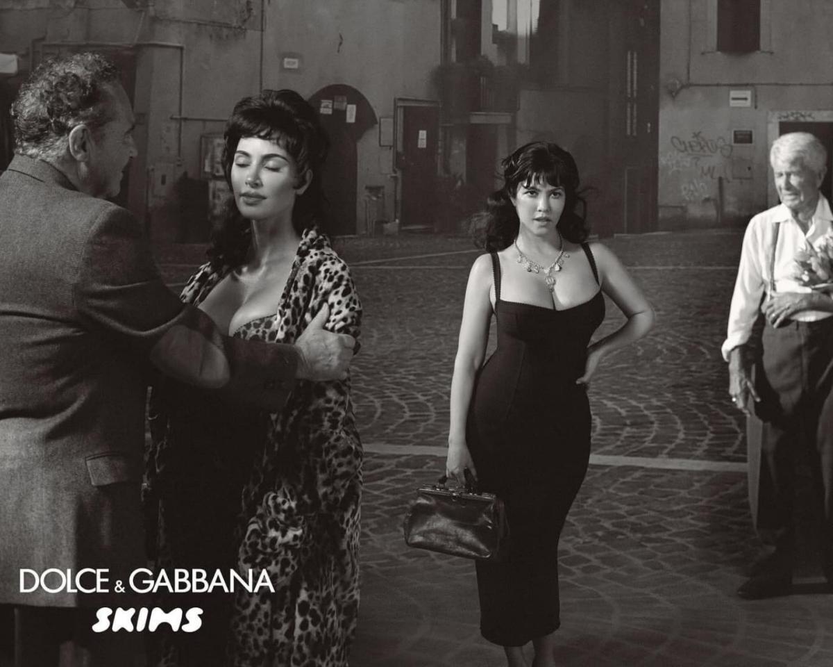 Na imagem com cor, nova publicidade da Skims com a Dolce & Gabbana - metrópoles