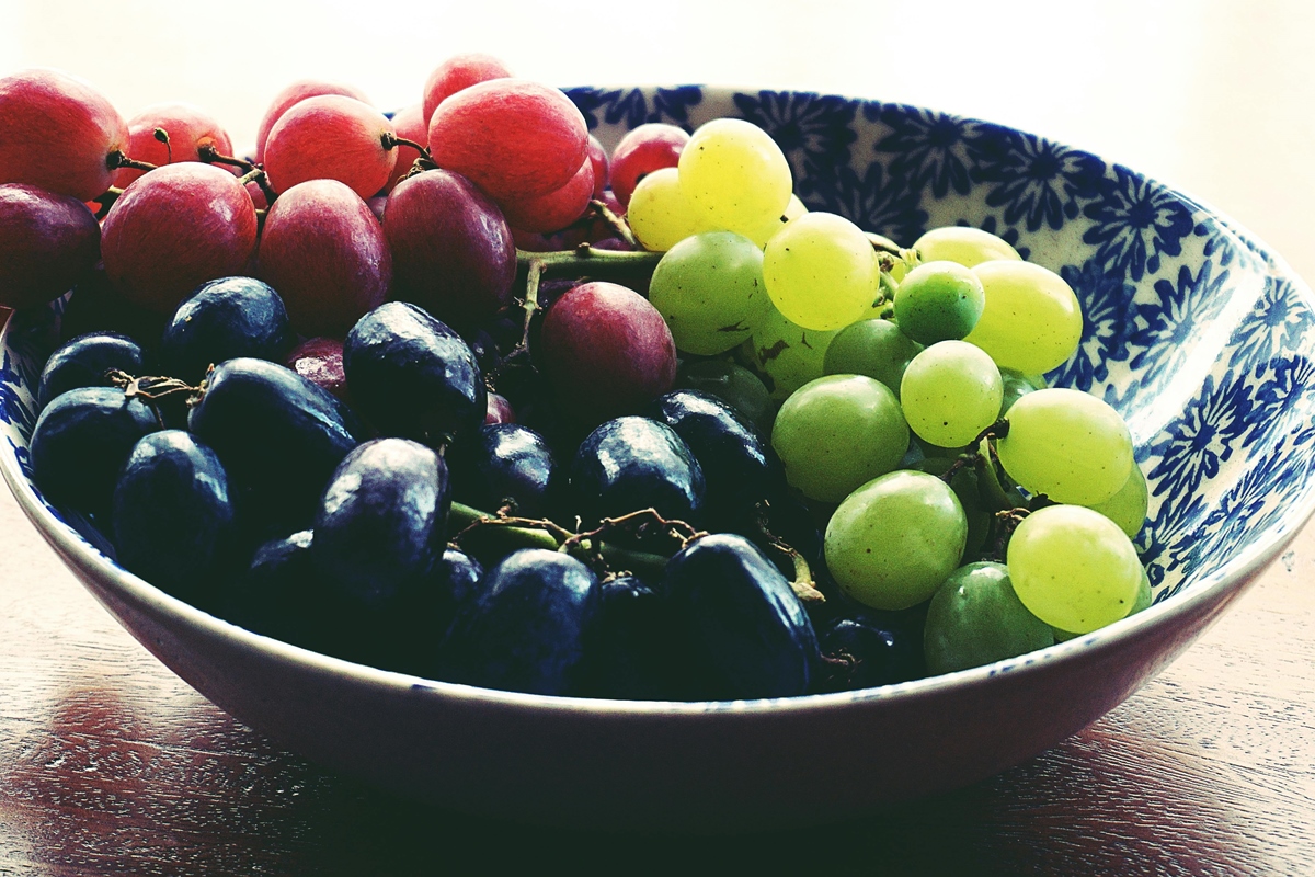 Foto colorida - Pote com uvas 