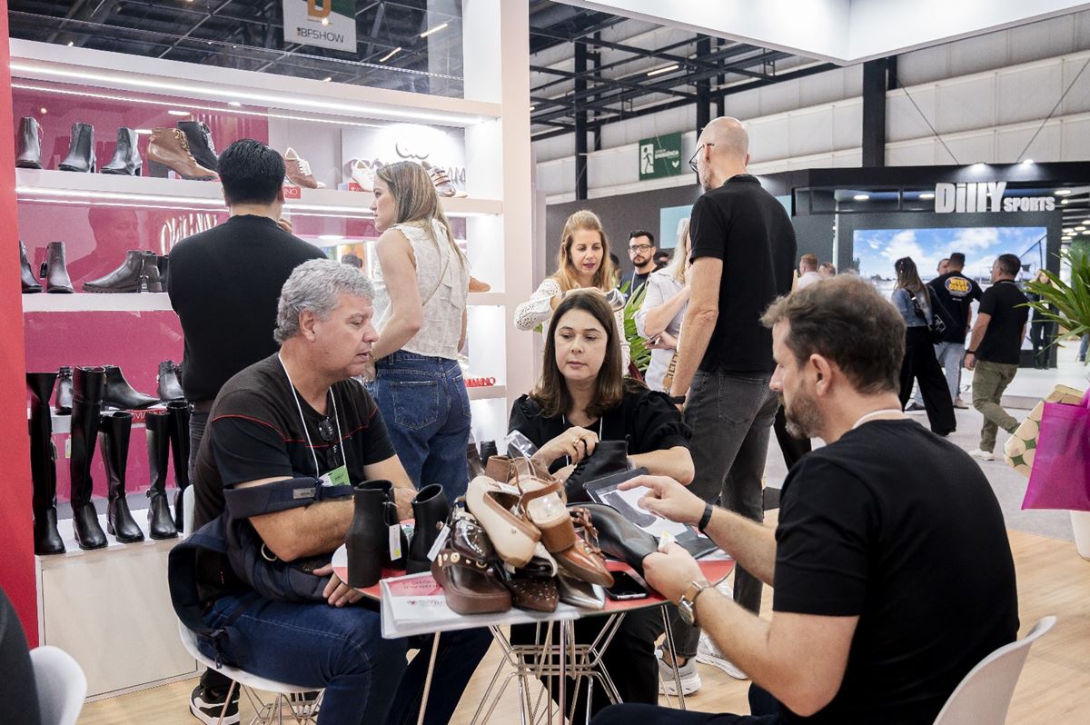 Na imagem com cor, pessoas na feira BFSHOW - Metrópoles