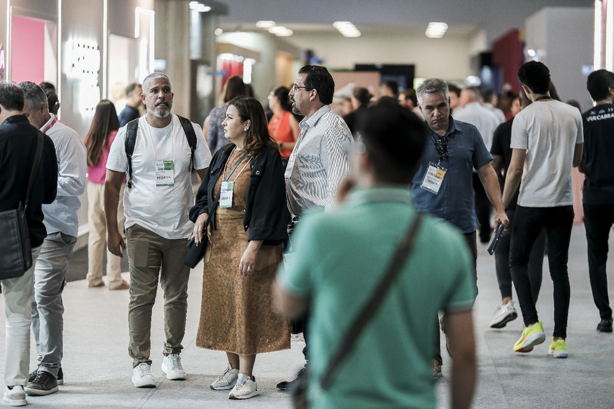 Na imagem com cor, pessoas na feira BFSHOW - Metrópoles