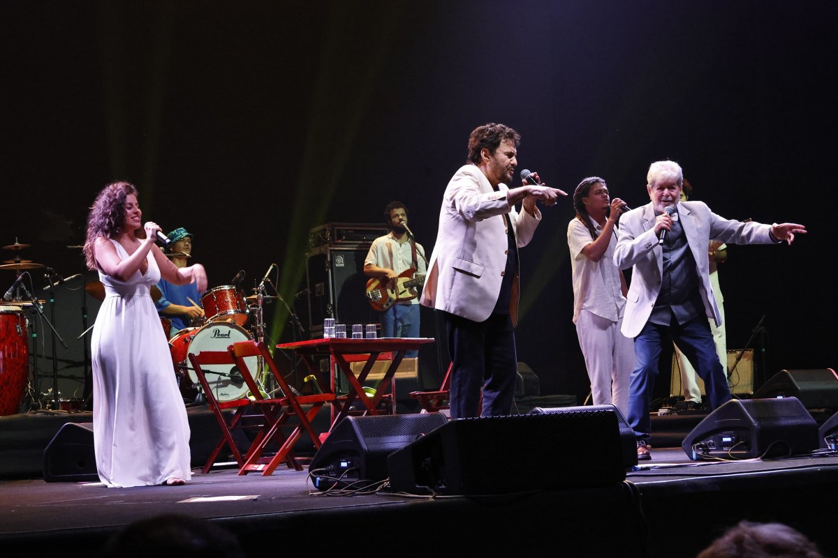 Foto colorida dos cantores Antônio Carlos & Jocafi