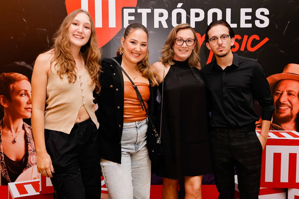 Sandra Regina, Sandra Campos, Rafaelle Leite e Pedro Leite no show de Ana Carolina - Metrópoles