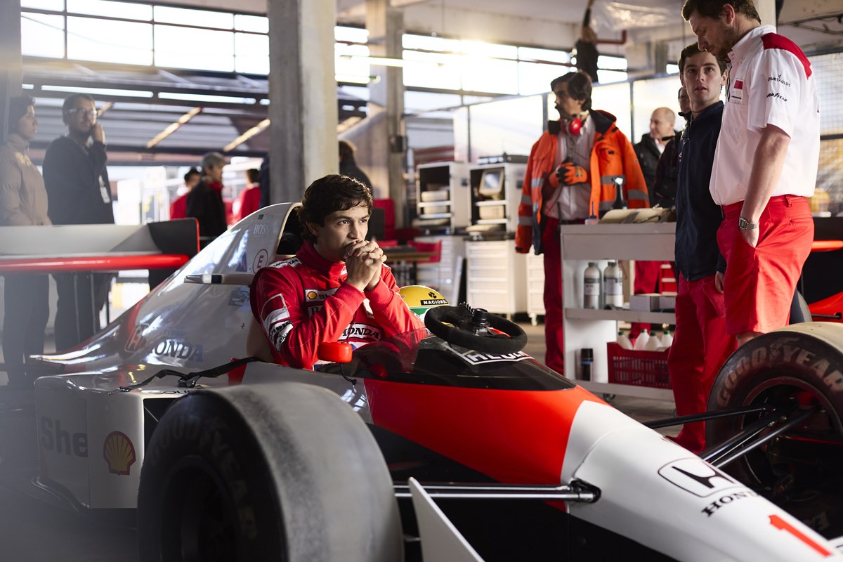 Foto colorida de Gabriel Leone caracterizado de Ayrton Senna - Metrópoles