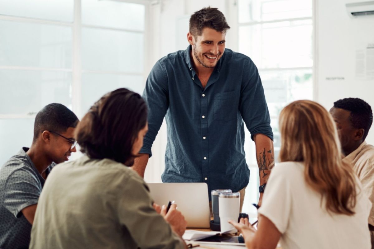 Desafios e Oportunidades no Trabalho: Como Cada Signo se Sobeja