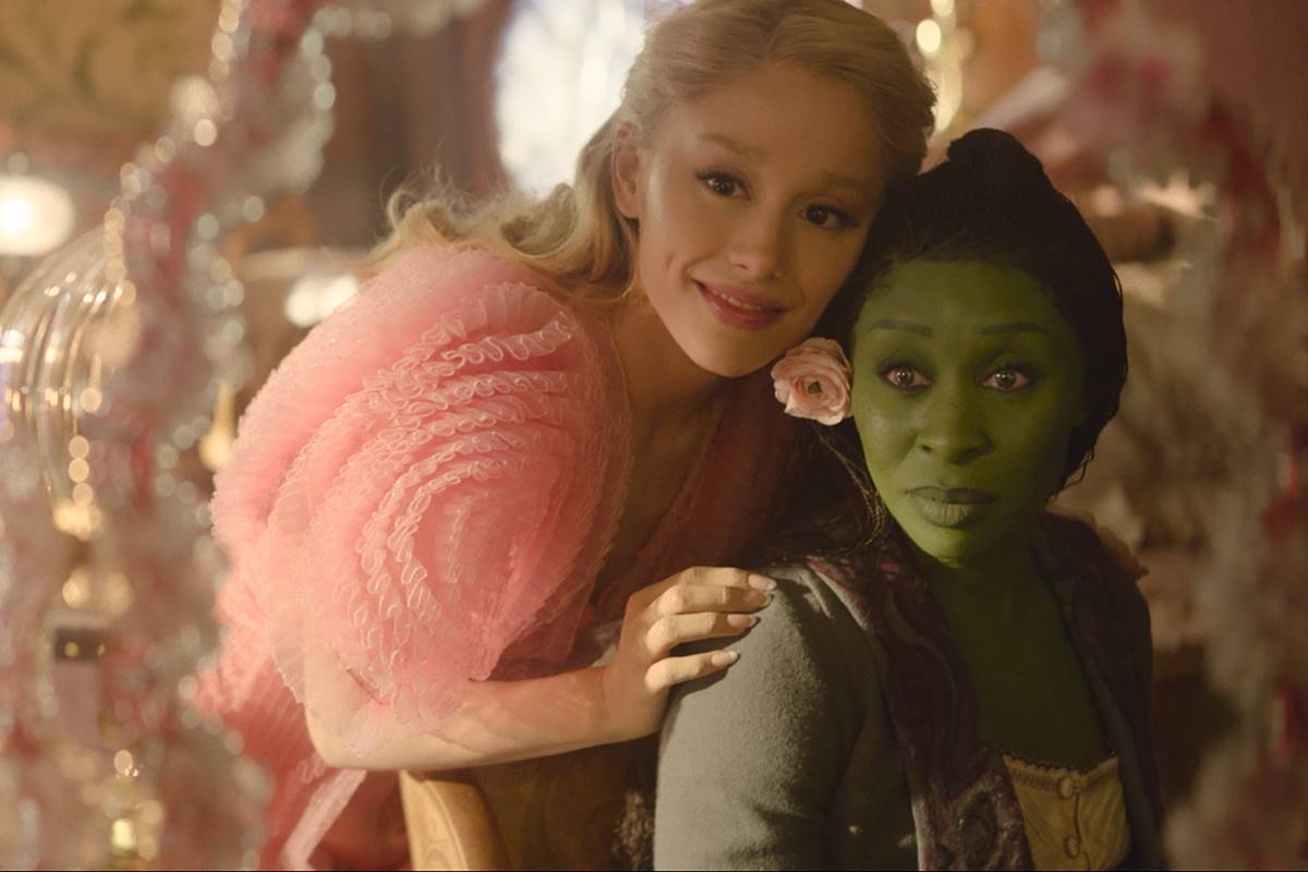 Foto colorida de Ariana Grande como Glinda e Cynthia Erivo como Elphaba - Metrópoles