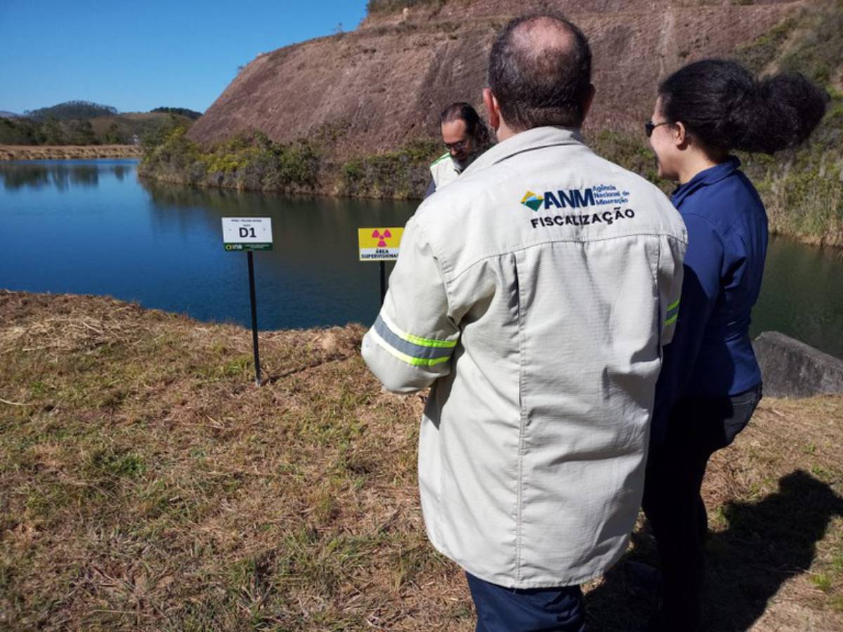 Fotografia colorida mostrando fiscais em barragem-Metrópoles