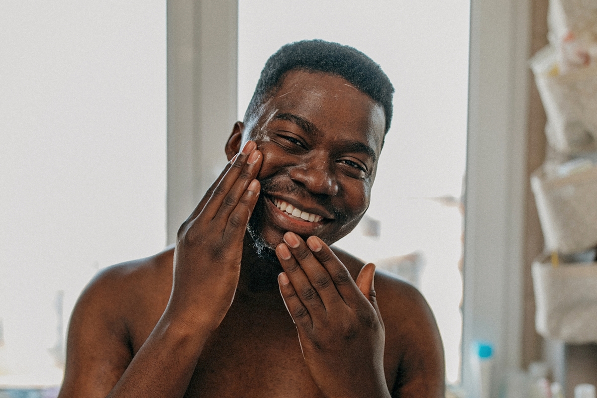 Homem negro realizando cuidados com a pele do rosto - Metrópoles