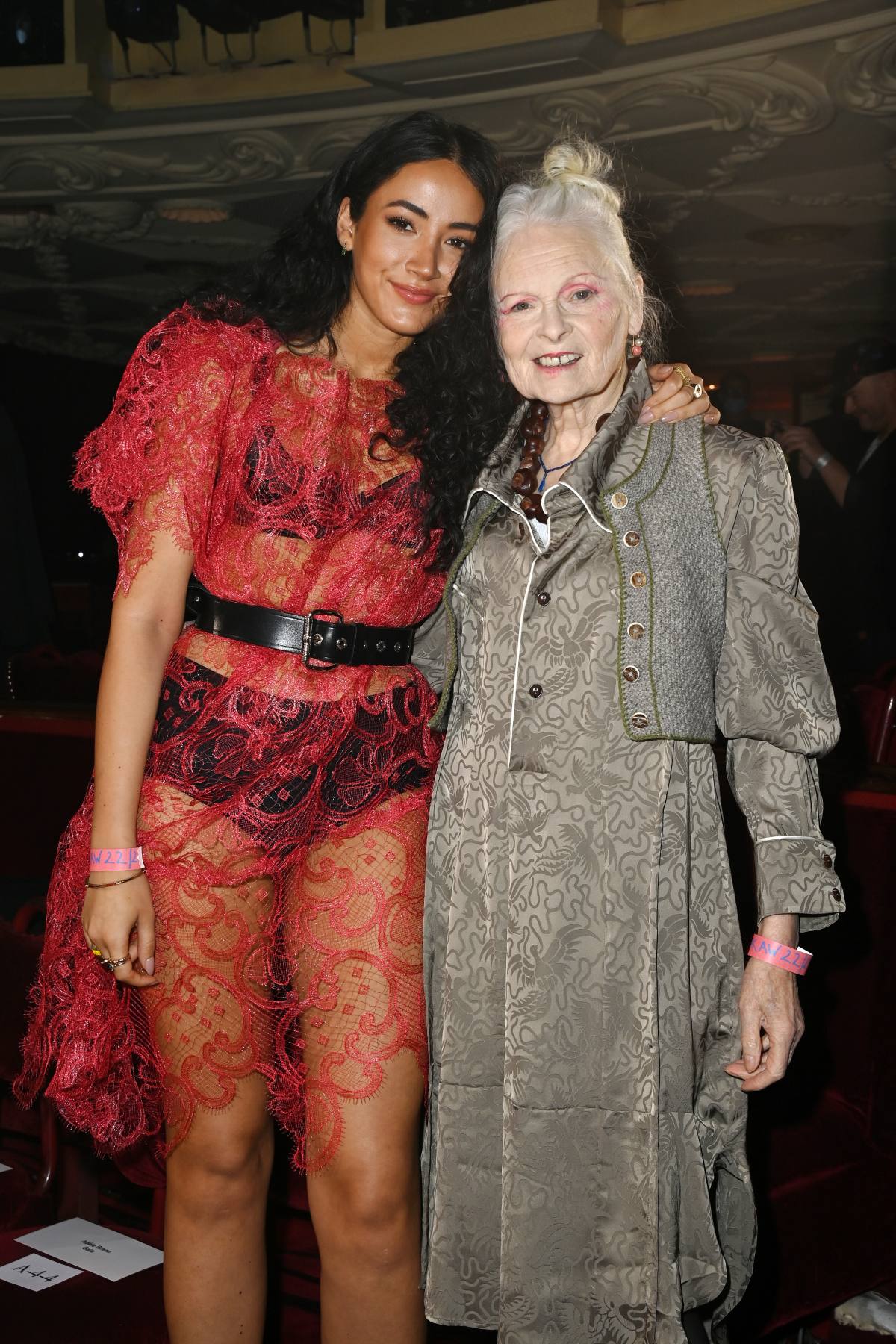 Na imagem com cor, foto de Cora Corré, neta da vivienne westwood, com a designer - metrópoles 