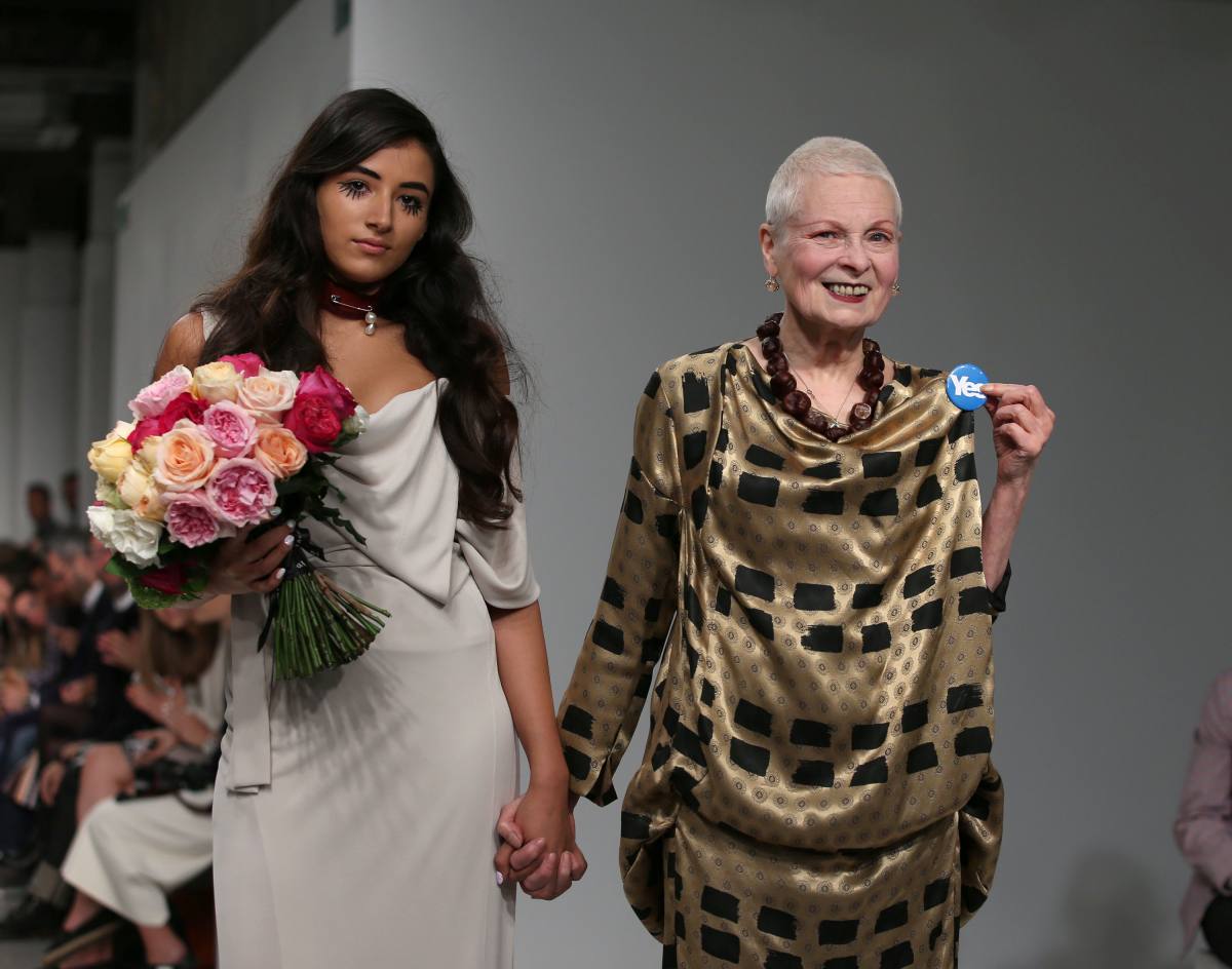 Na imagem com cor, foto de Cora Corré, neta da vivienne westwood, com a designer - metrópoles 